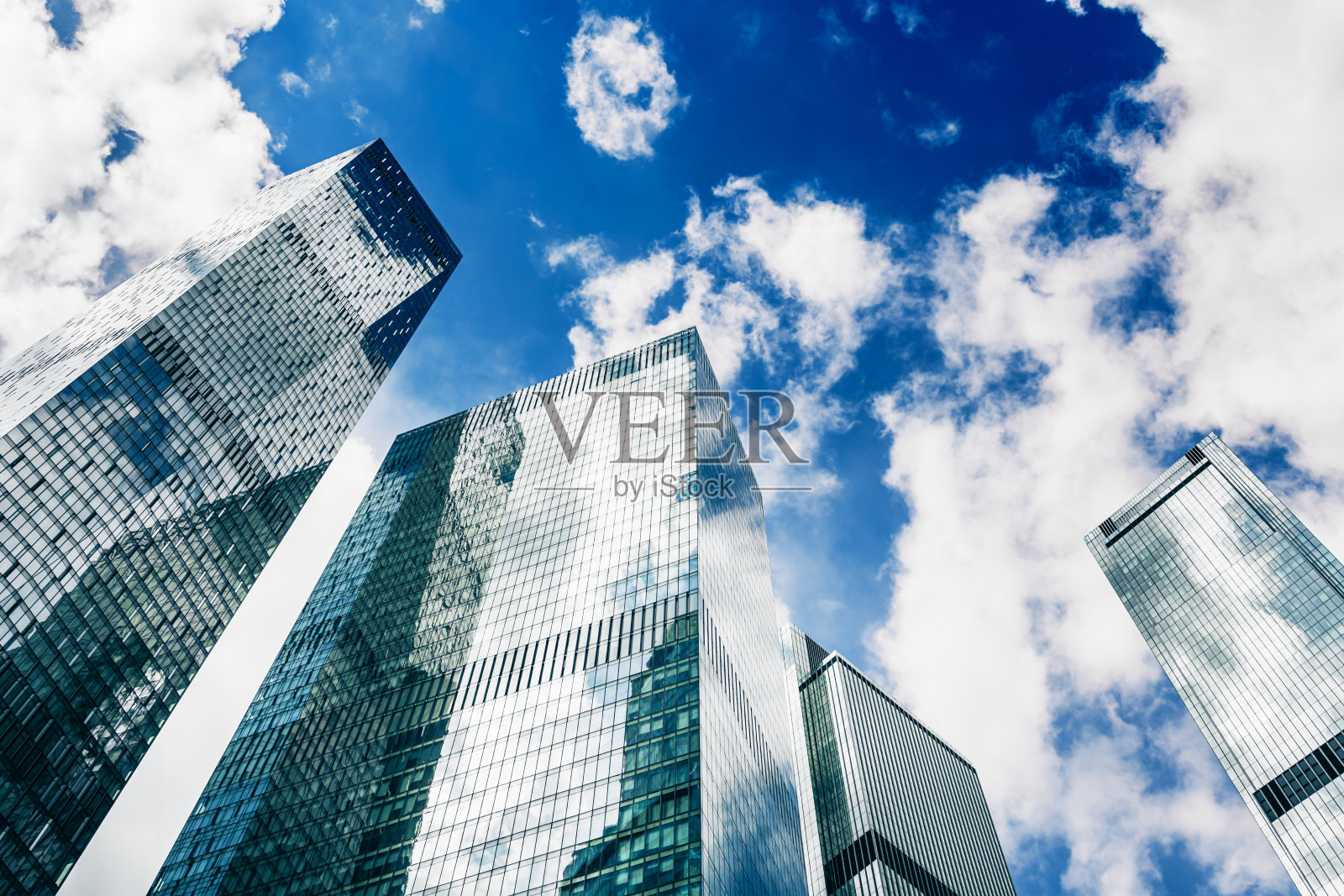 现代玻璃摩天大楼映衬着蓝天白云。莫斯科，俄罗斯。照片摄影图片