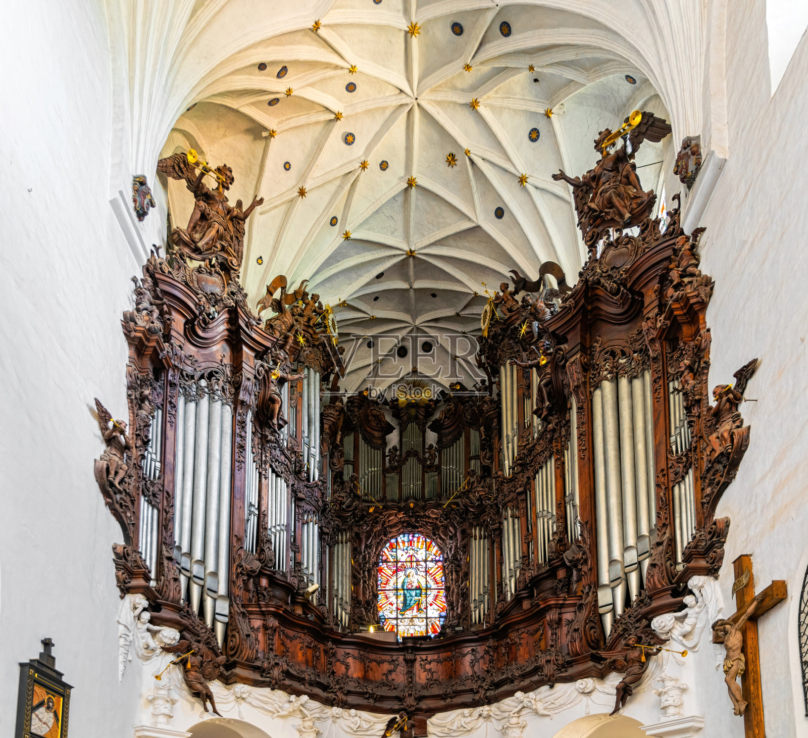 哥特式教堂里的古代风琴照片摄影图片