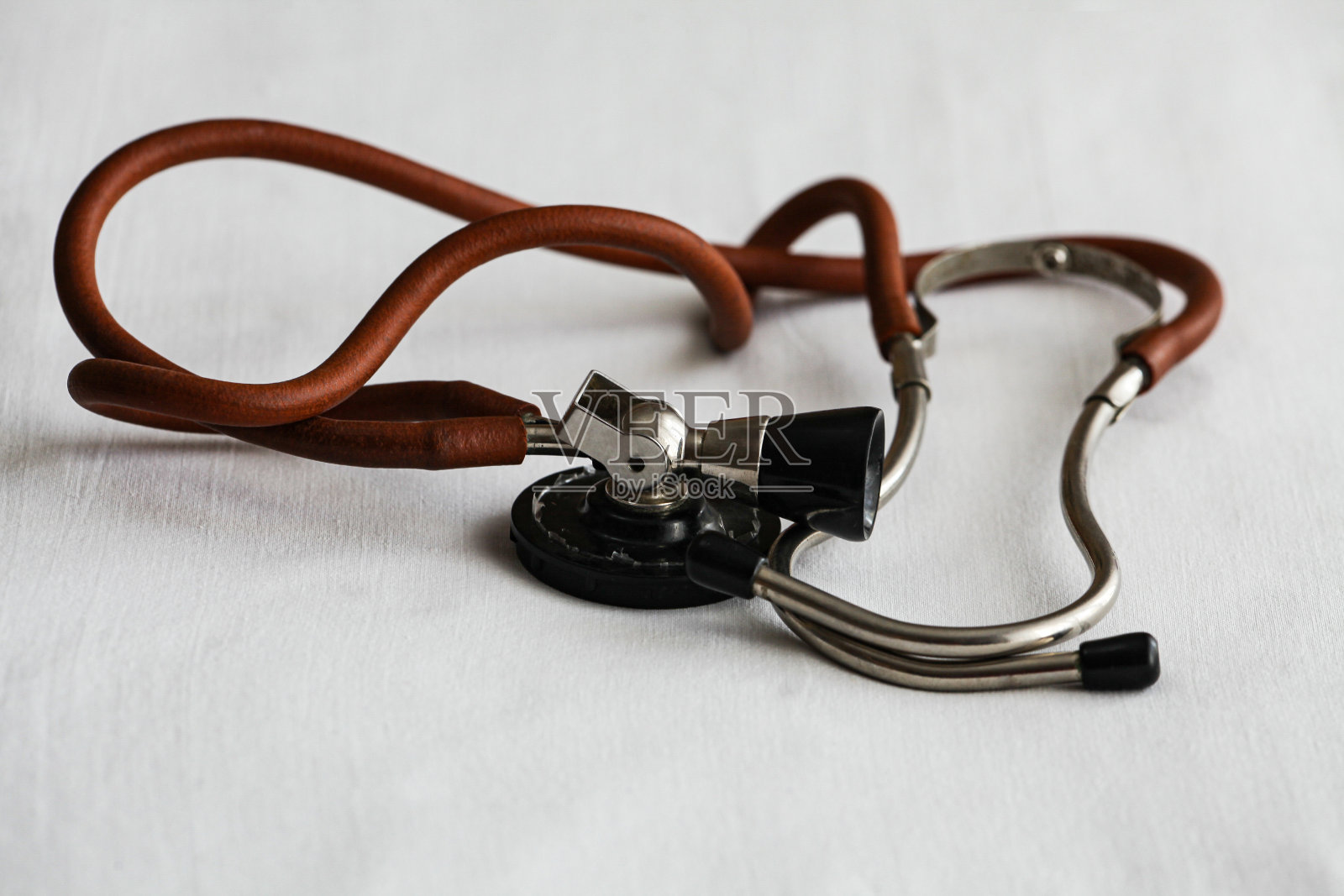 白色背景听诊器。听诊器是一种用来听人心跳或呼吸的医疗仪器照片摄影图片