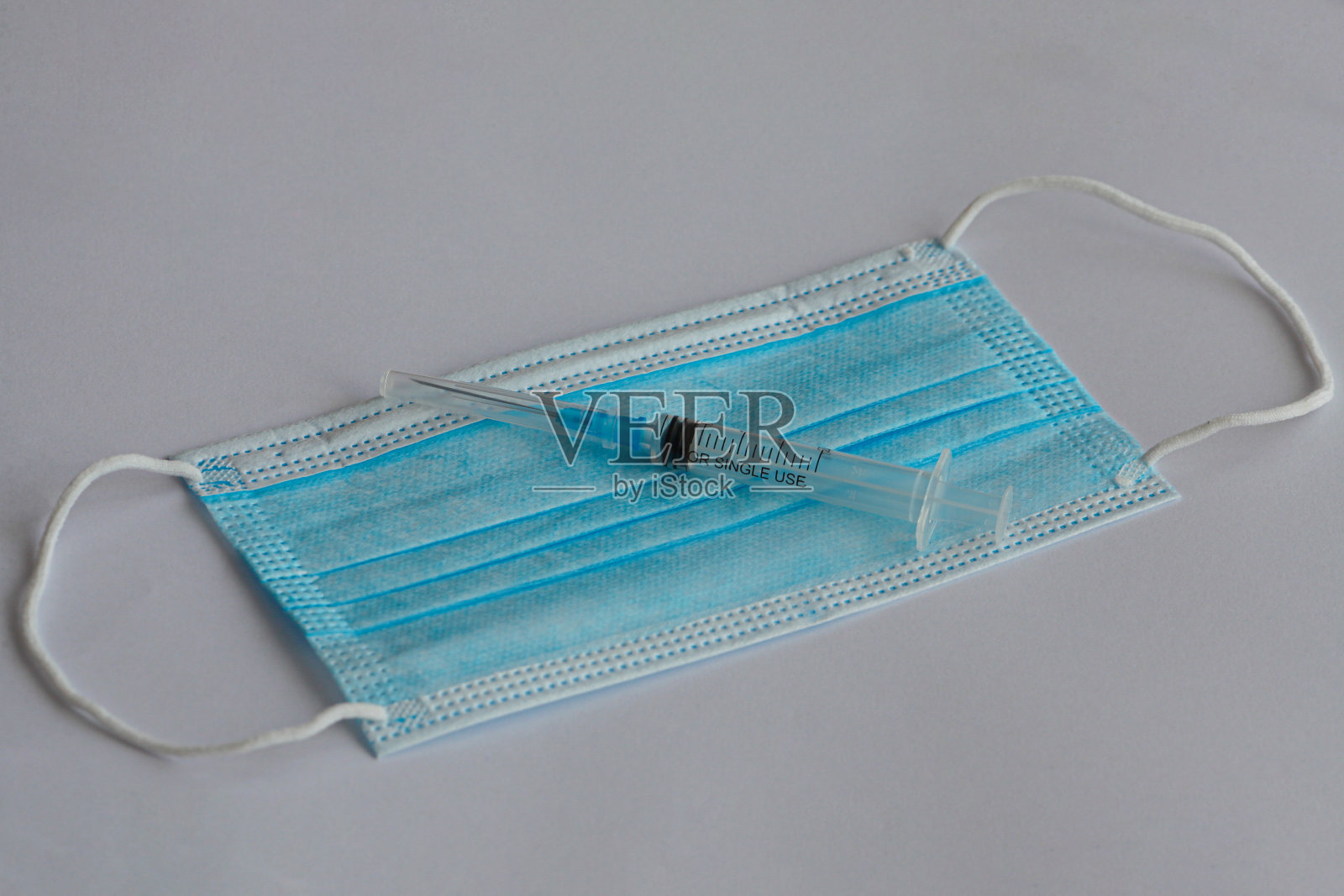 注射注射器和防护口罩。冠状病毒疫苗。白底分离冠状病毒疫苗。照片摄影图片