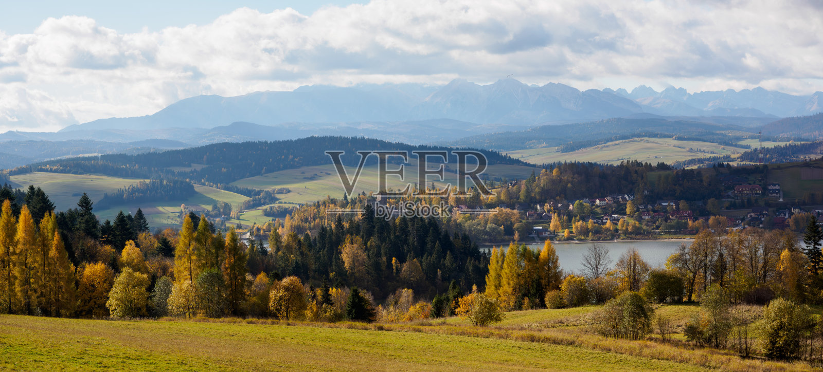 秋天的山景。在一个阳光明媚的日子里照片摄影图片