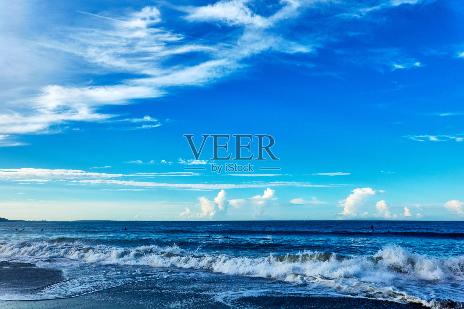 蓝天映衬下的海滩美景照片摄影图片