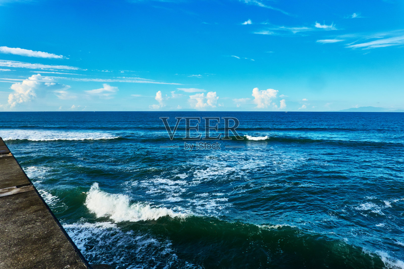 清晨，沙滩上湛蓝的天空映衬着美丽的景色照片摄影图片