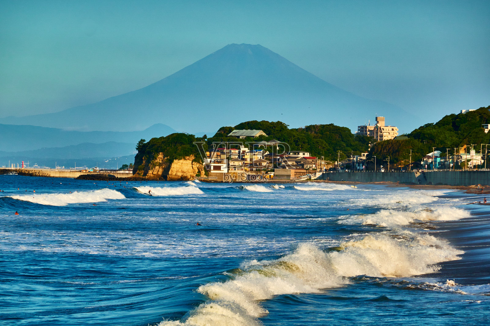 海滩和火山的美景映衬着湛蓝的天空照片摄影图片