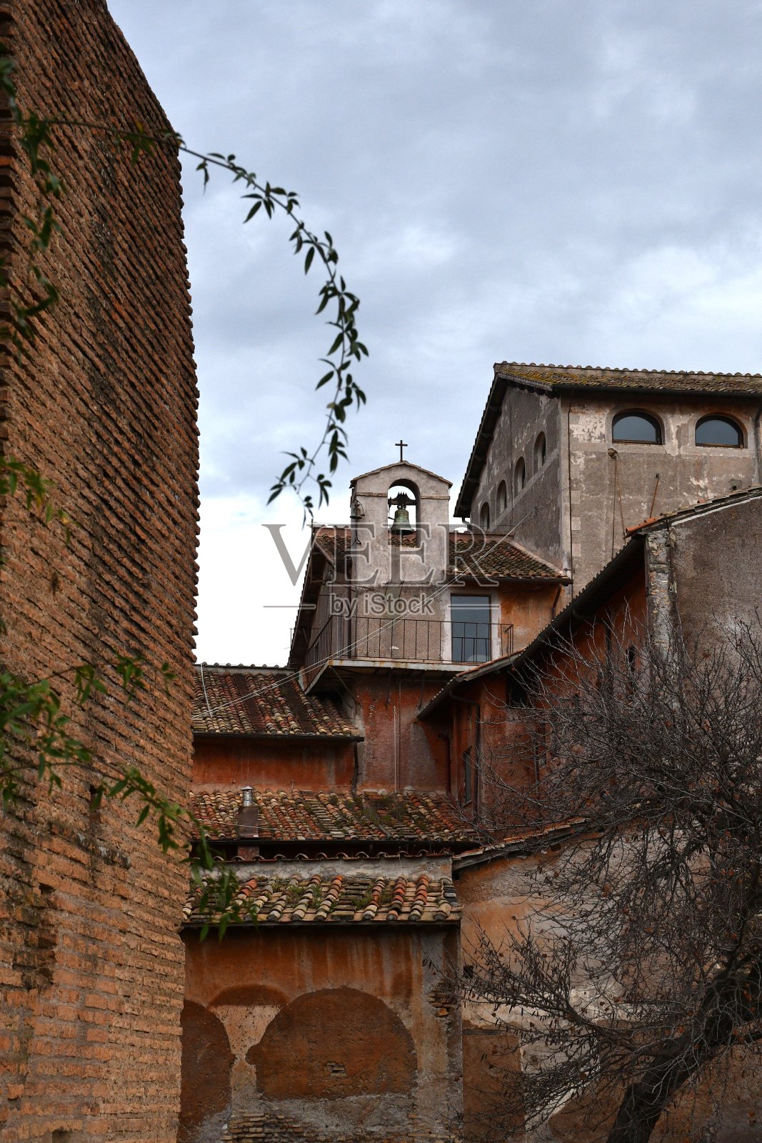 罗马一座老教堂周围的废墟照片摄影图片