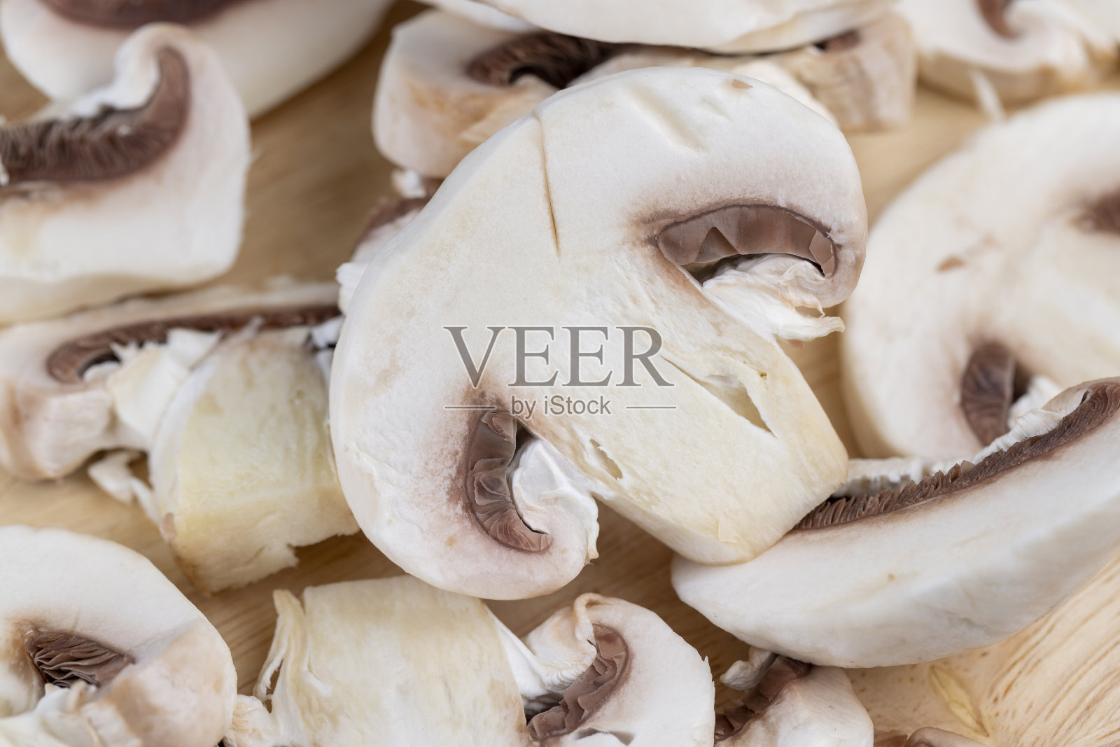 用香菇做菜时切成薄片照片摄影图片