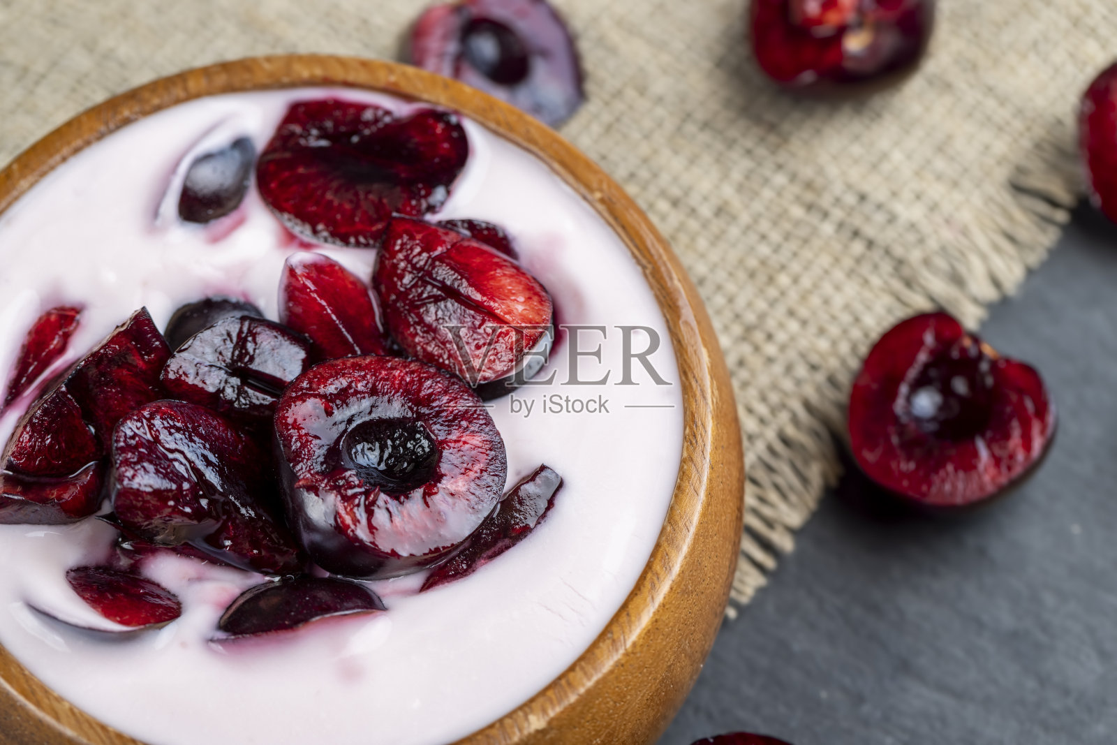 新鲜的牛奶酸奶配樱桃浆果，乳制品照片摄影图片
