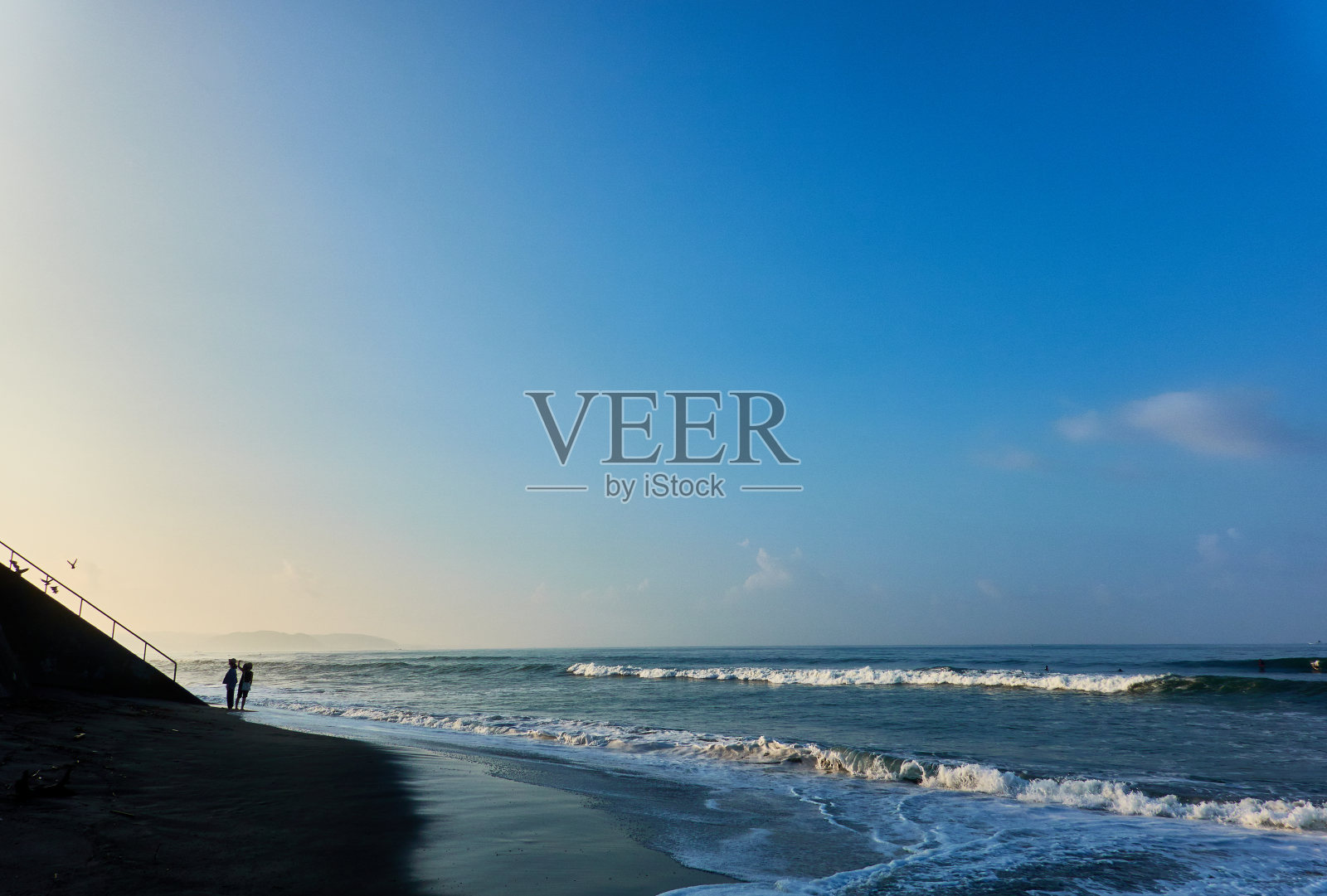 清晨海滩的美景照片摄影图片