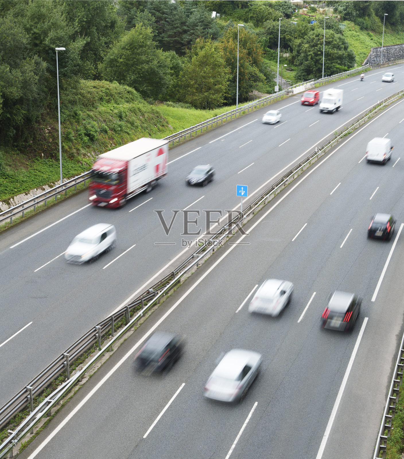 在高速公路上行驶的汽车和卡车照片摄影图片