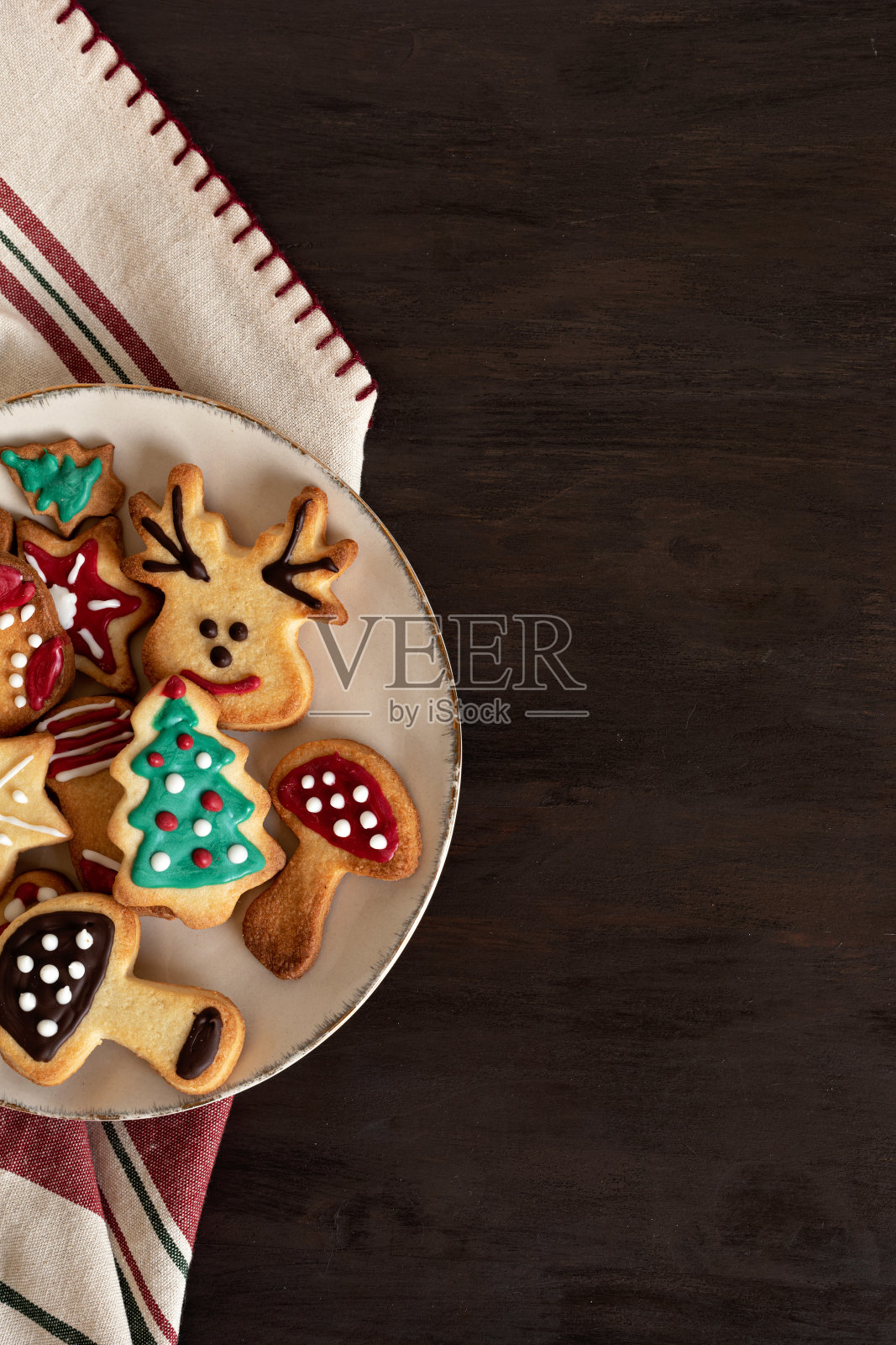 传统的圣诞节自制饼干的准备。寒假庆祝活动。自制圣诞饼干和糖霜作为礼物照片摄影图片