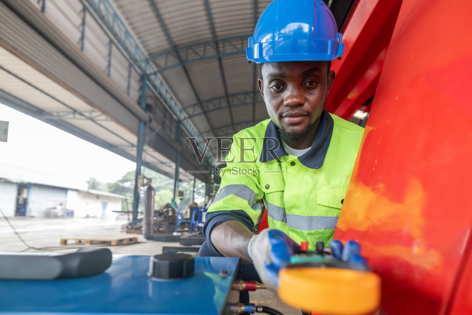 机器人工程师维护、监控和检查电气系统，遵守安全程序。照片摄影图片