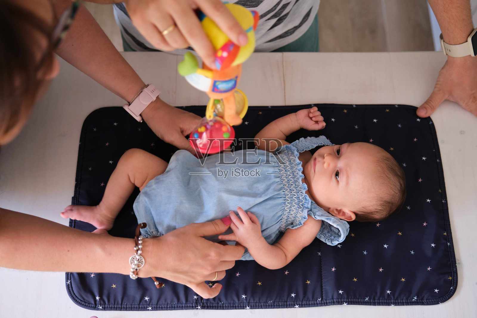 白人父母在家里和他们一个月大的女儿玩耍。照片摄影图片