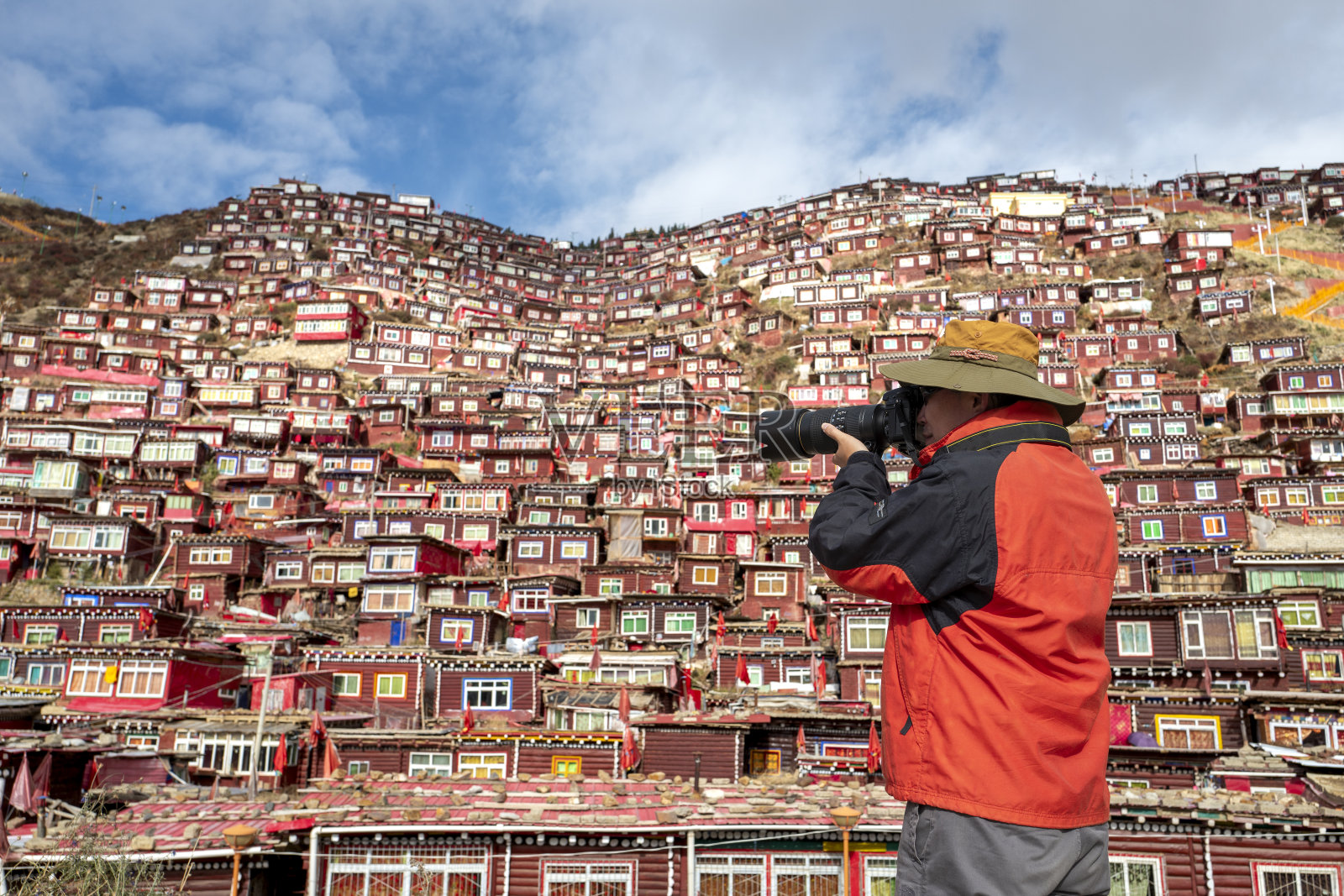 男游客在中国四川喇荣佛学院的修行处拍照照片摄影图片