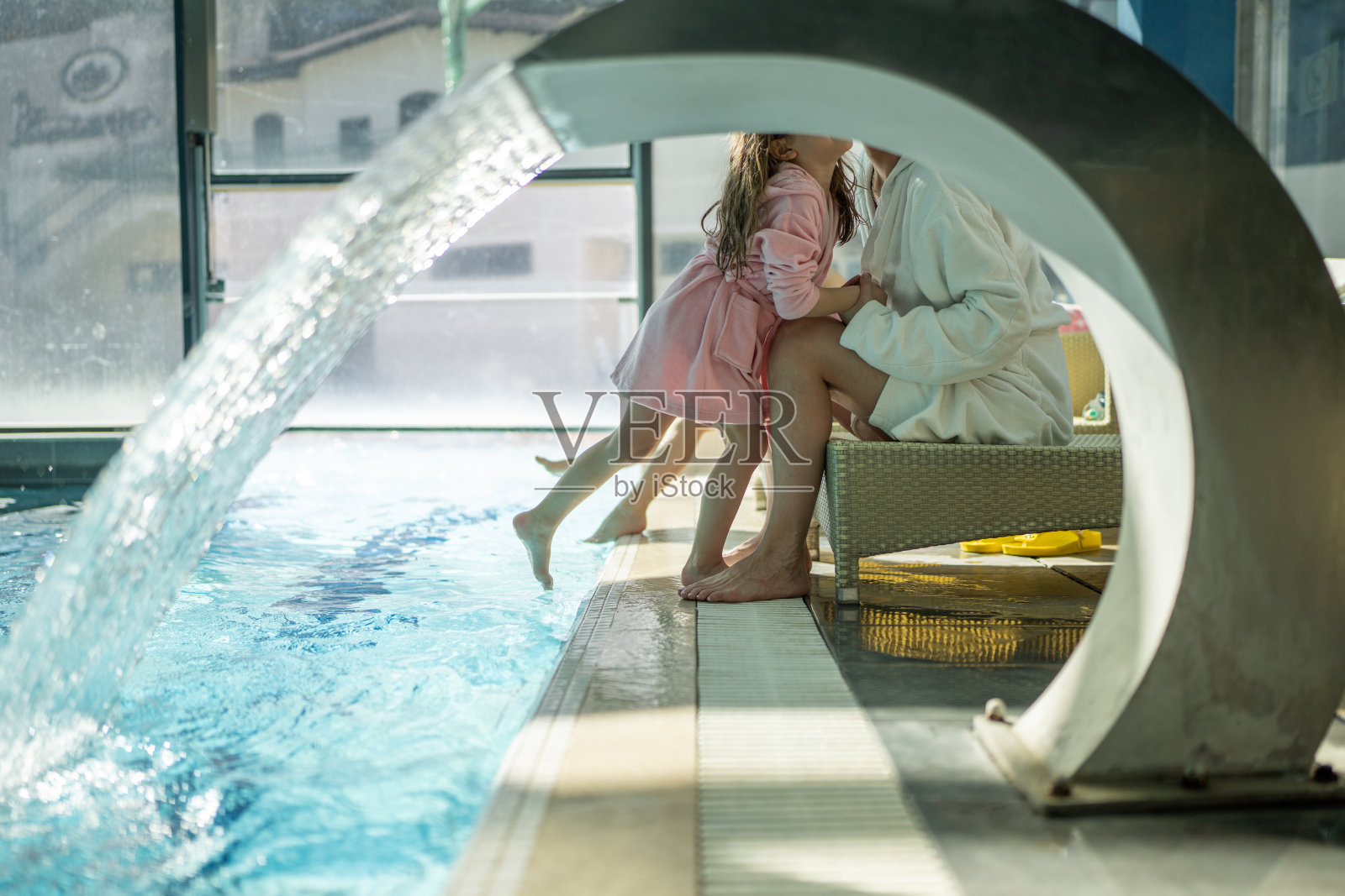 泳池边的母女照片摄影图片