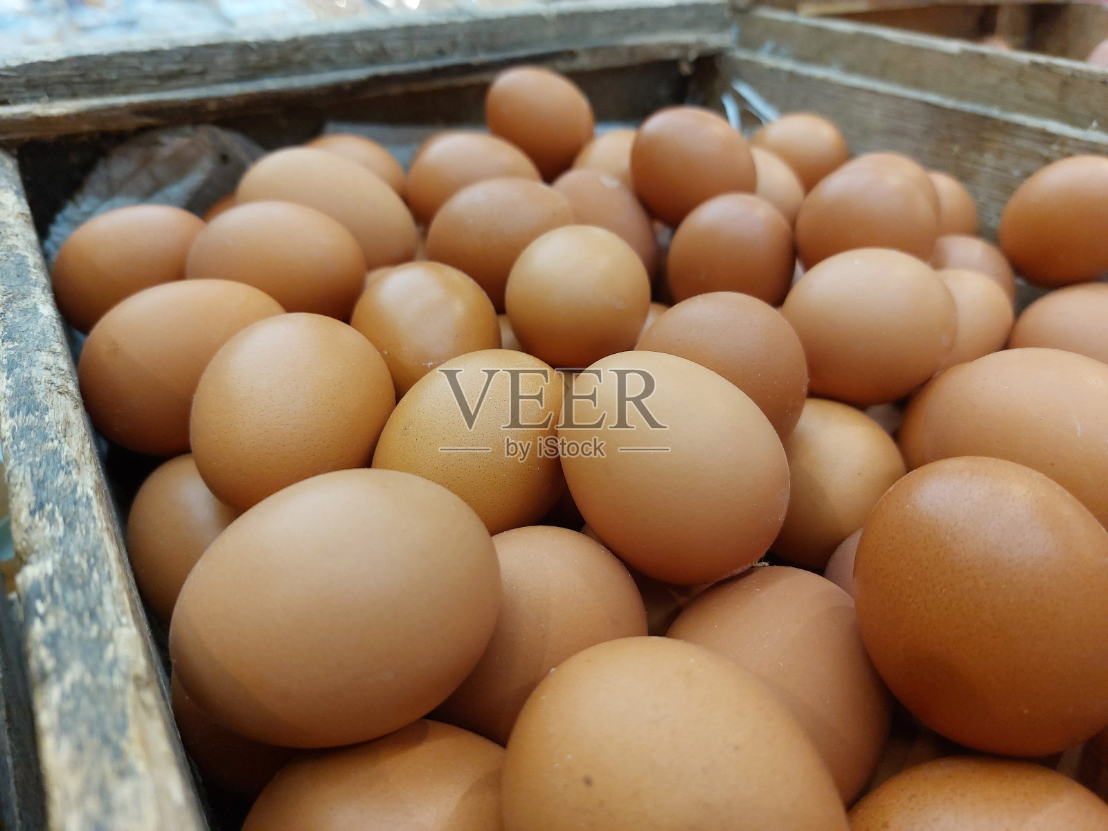 木箱里的一批鸡蛋照片摄影图片