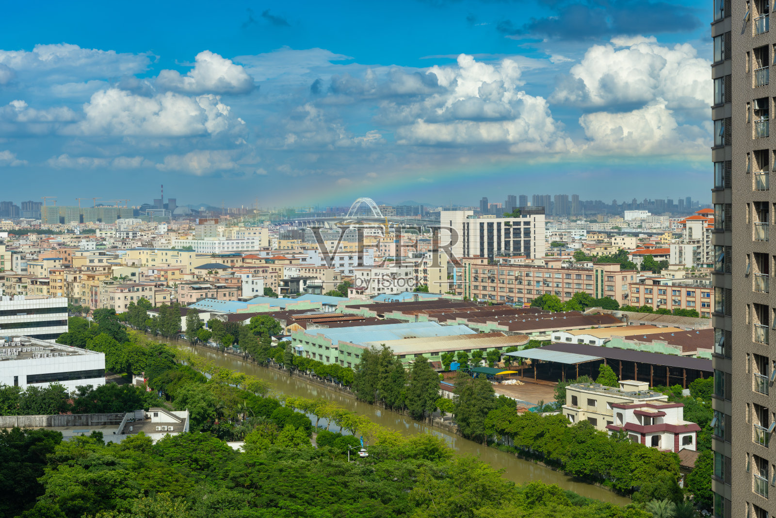 彩虹在中国郊区的住宅区照片摄影图片