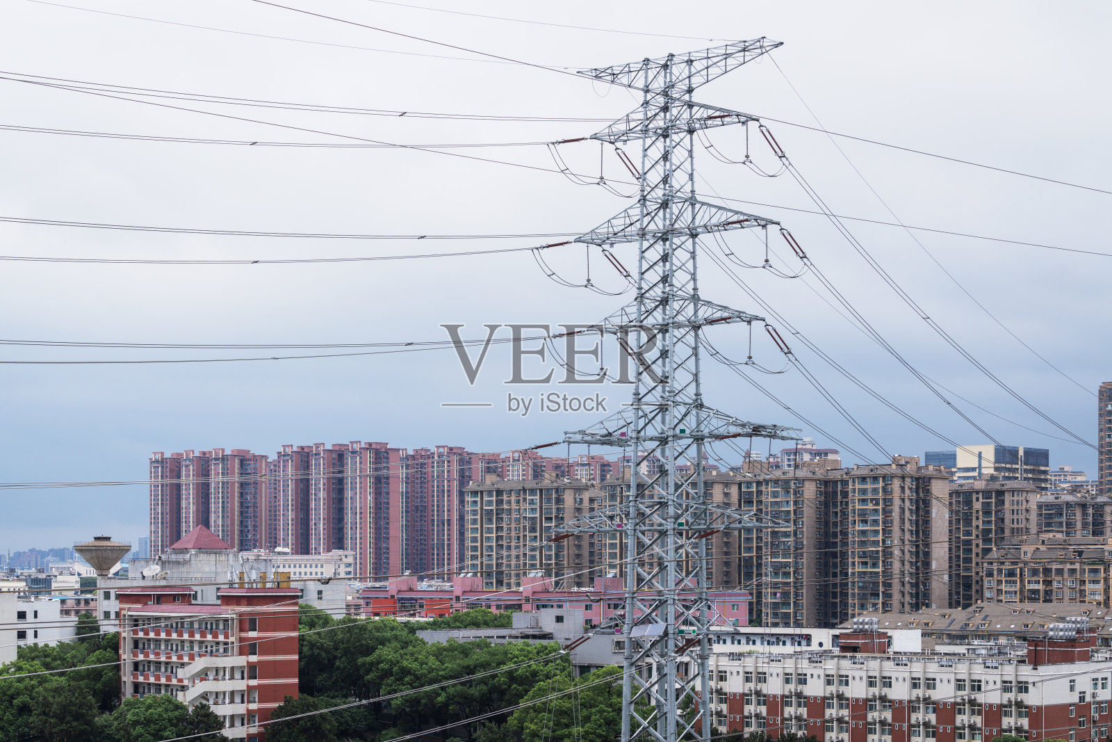 中国湖南长沙的住宅楼和输电线照片摄影图片