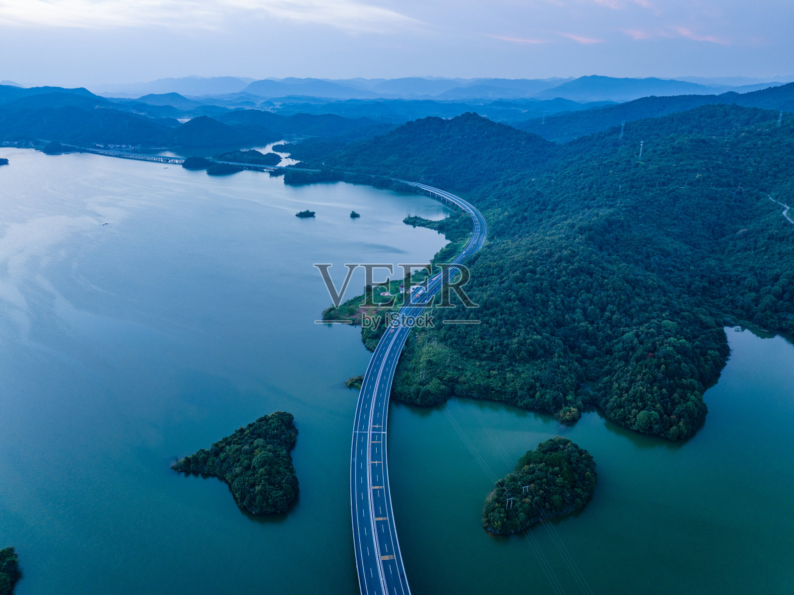 航拍跨海大桥运输照片摄影图片