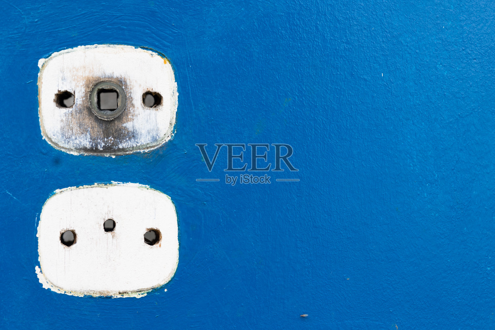 垃圾箱上的蓝色门照片摄影图片