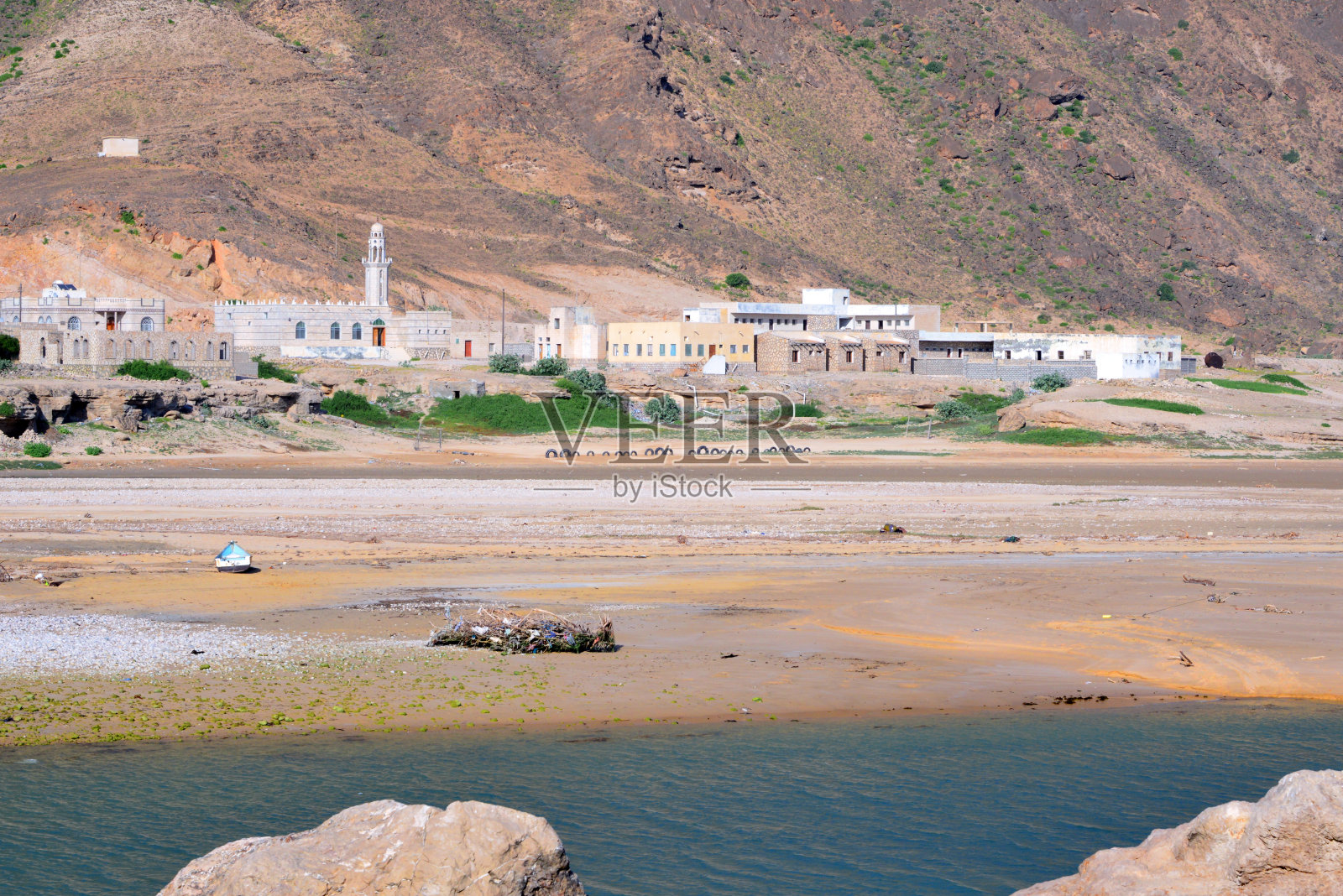 从也门Al Mahrah省Al Ghaydah地区的wadi右岸看到的Al- fatk照片摄影图片