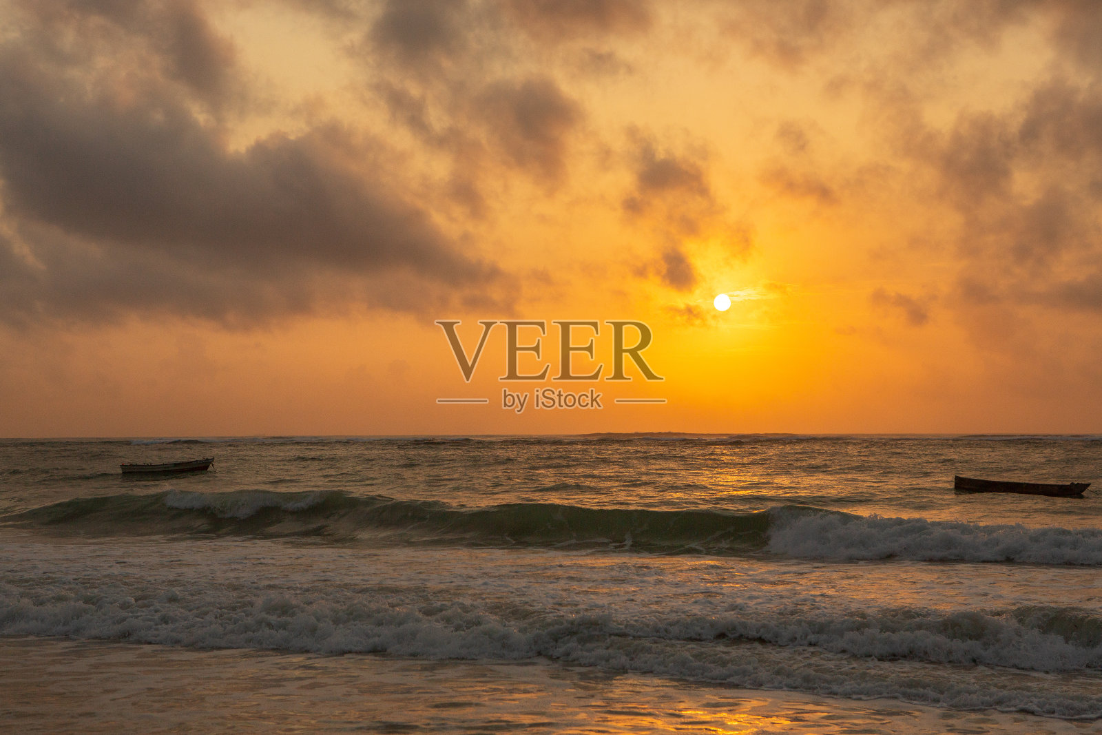 肯尼亚蒙巴萨印度洋附近的迪亚尼海滩。照片摄影图片