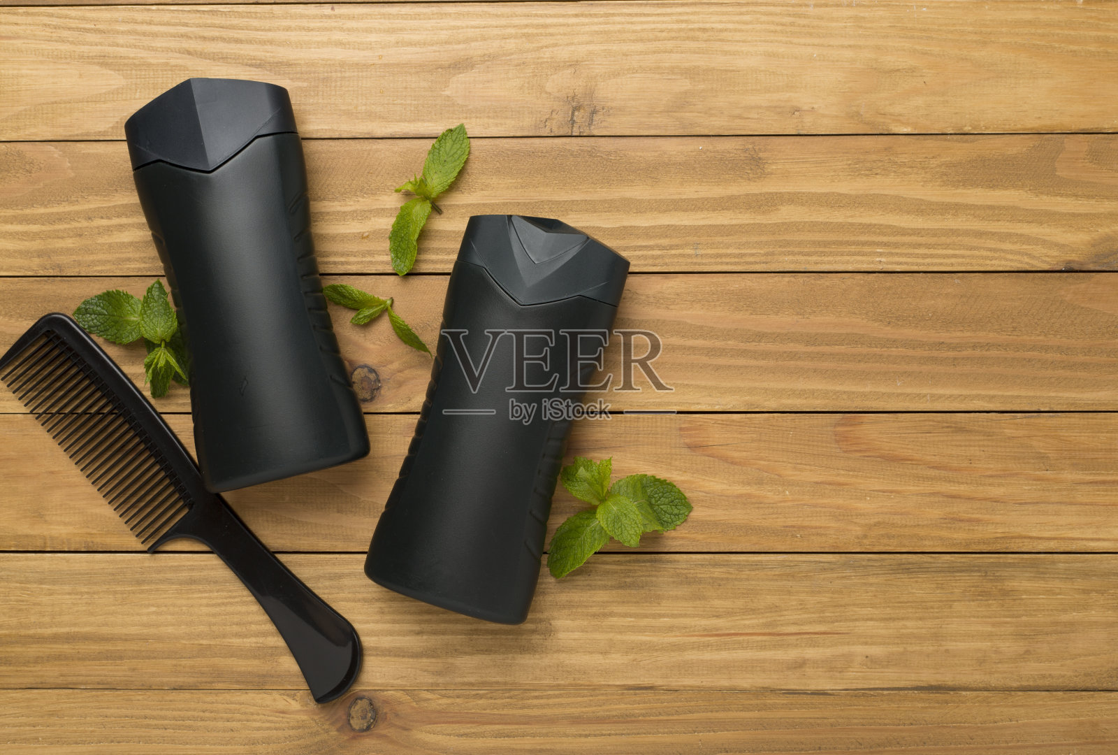 男性护发产品与梳子木制背景，俯视图照片摄影图片