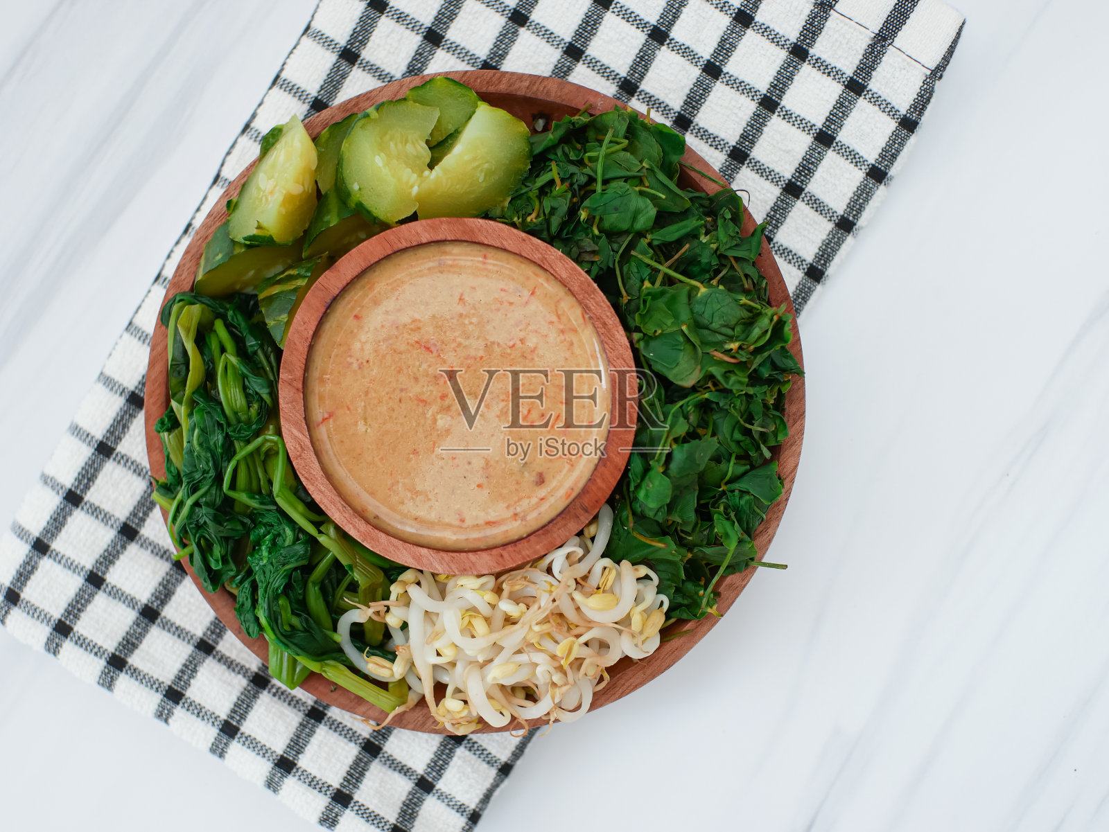 柚子或混合蒸蔬菜与花生酱。来自印度尼西亚中爪哇或东爪哇的传统食物照片摄影图片