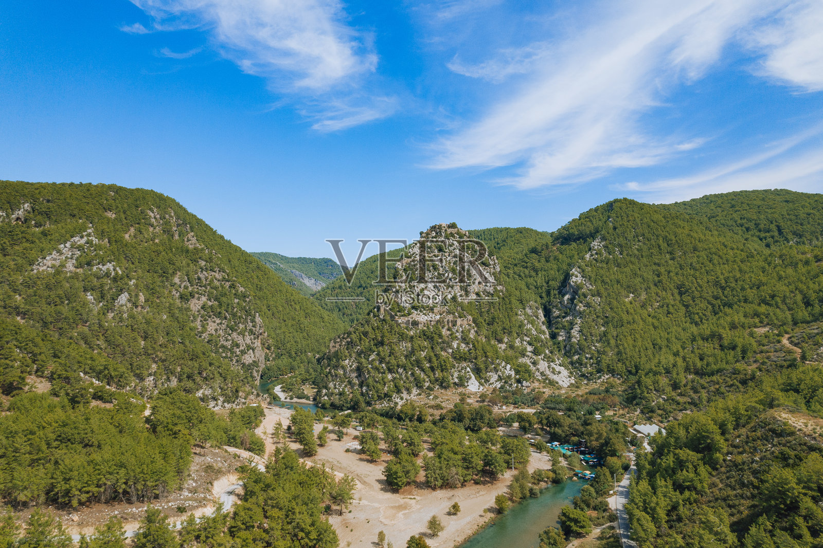 土耳其阿拉尼亚的阿拉河和阿拉城堡鸟瞰图照片摄影图片