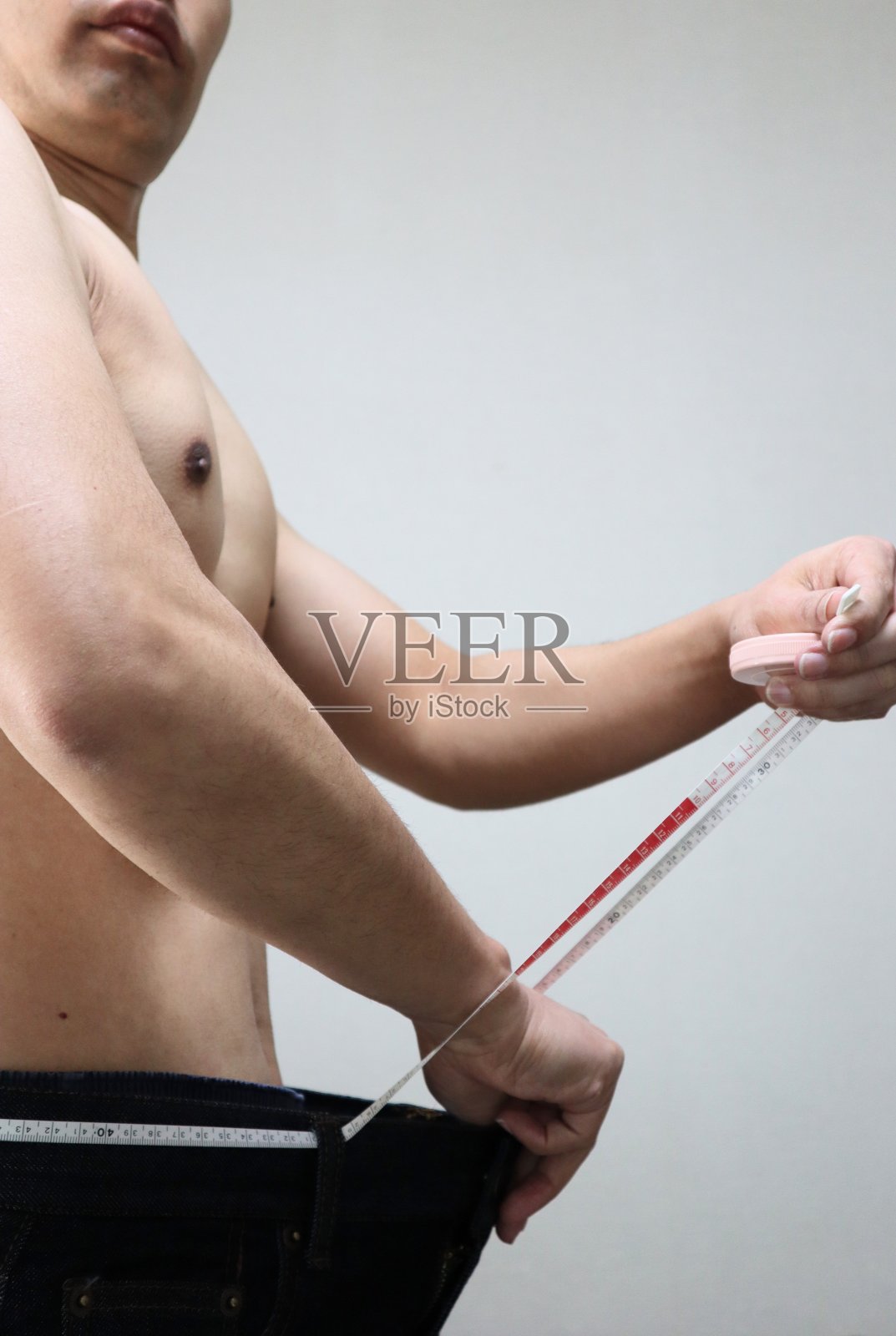 一名成功节食的日本男子照片摄影图片