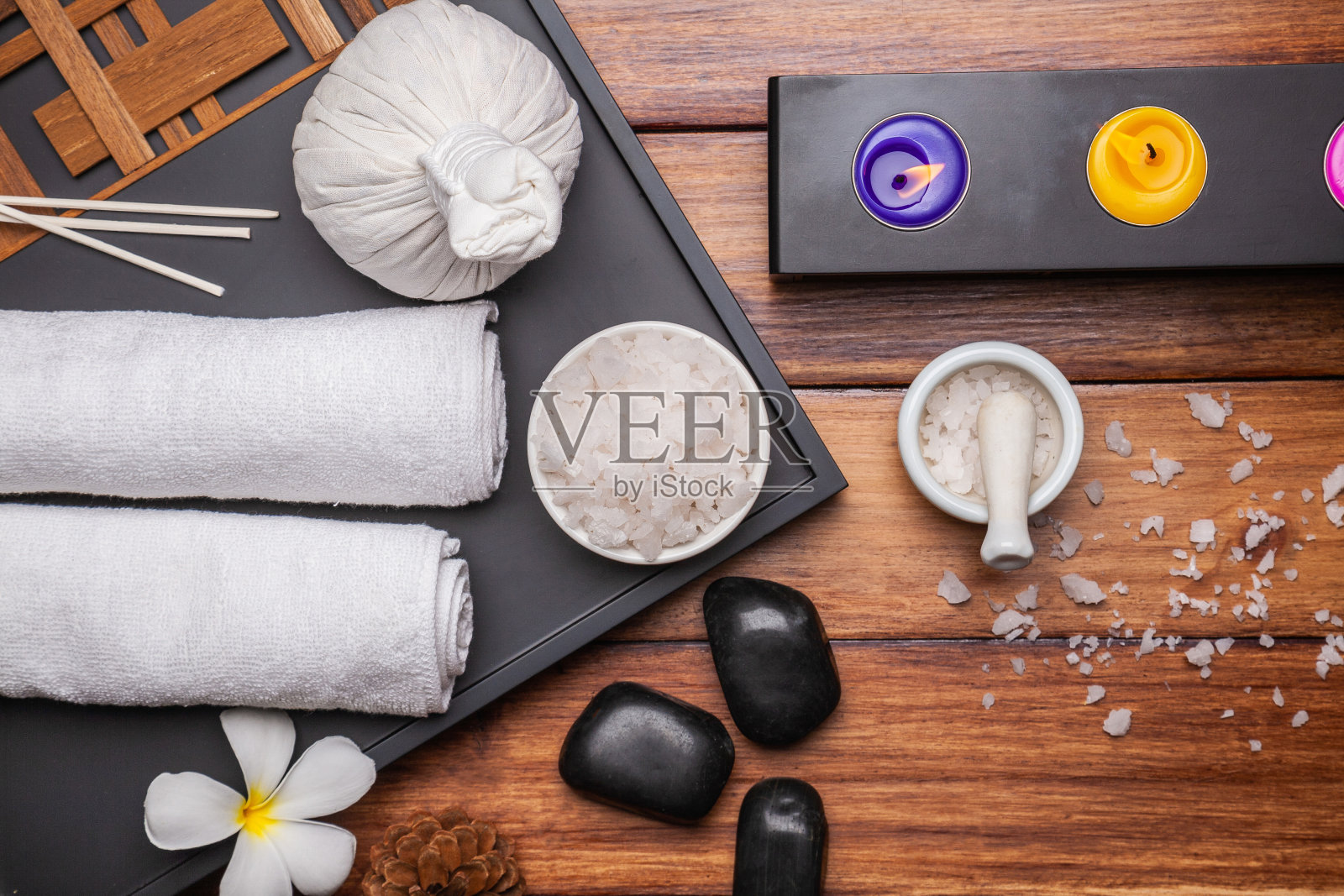 平躺，俯瞰美丽的温泉组成在木制背景照片摄影图片