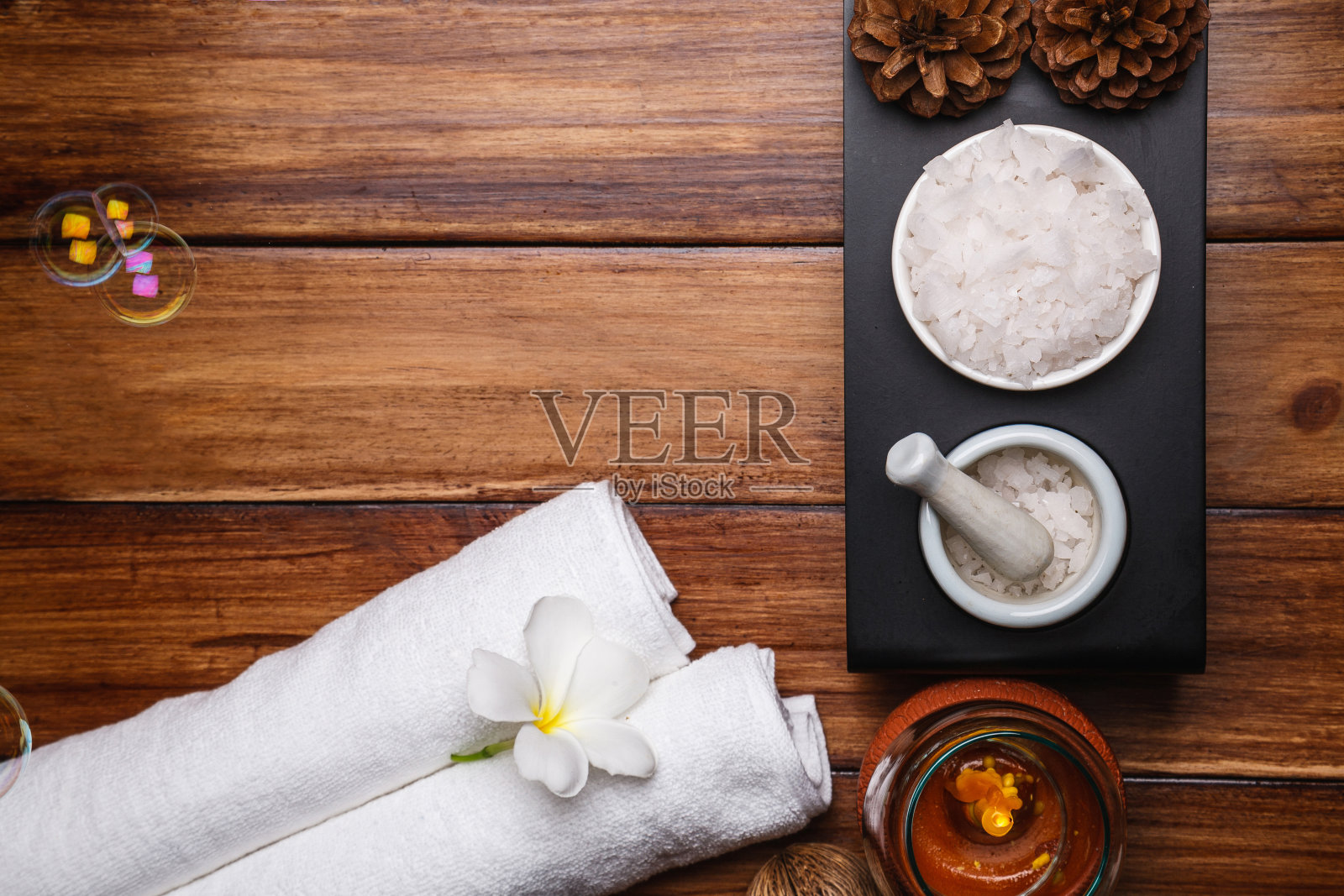 木桌上的水疗组成照片摄影图片