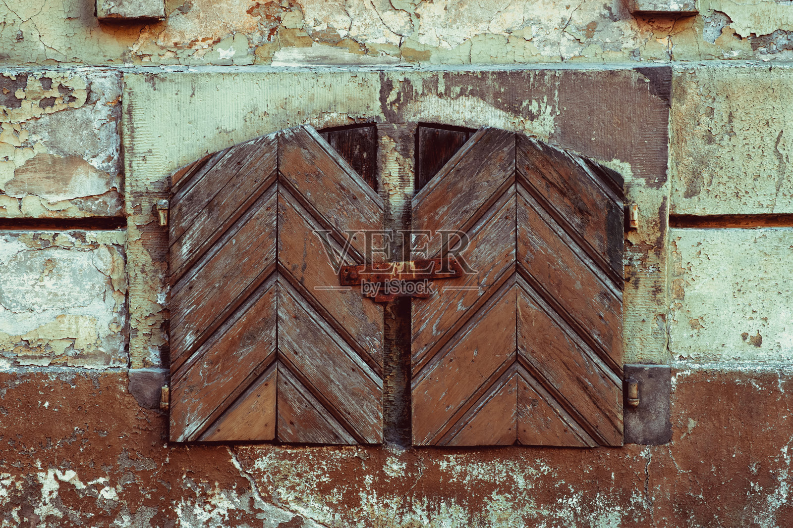 老旧的小窗户，封闭的古色古香的木制百叶窗。照片摄影图片