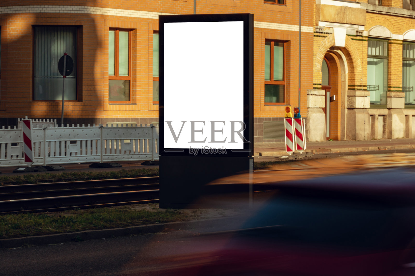 当天城市街道上空白的广告牌。户外广告摄影。用于复制空间设计或文本的空灯箱屏幕。户外广告位。背景模糊的电子显示器。照片摄影图片