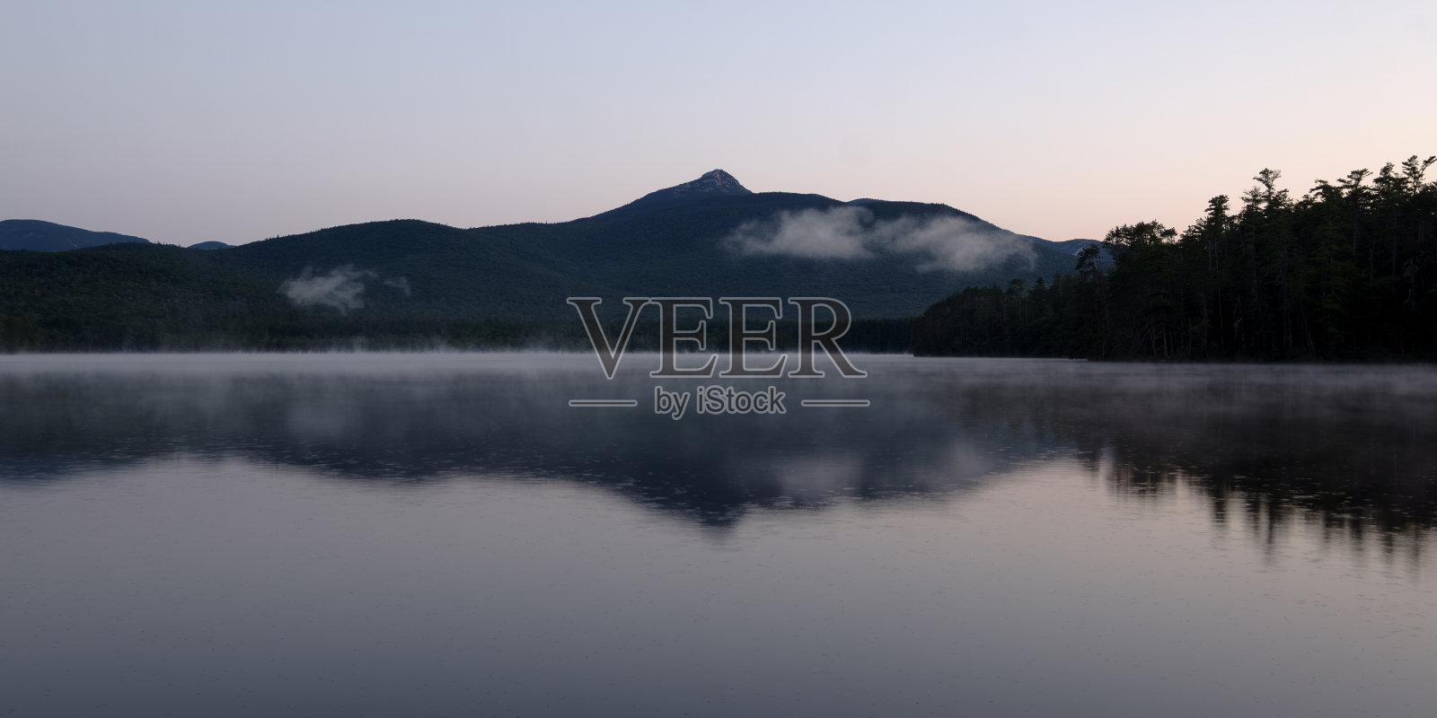 乔科鲁亚山在黎明俯瞰乔科鲁亚湖全景照片摄影图片