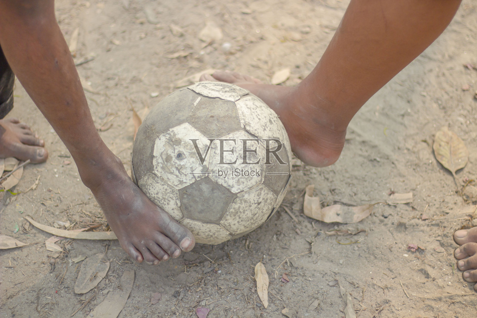 两个男孩站在球的两边照片摄影图片