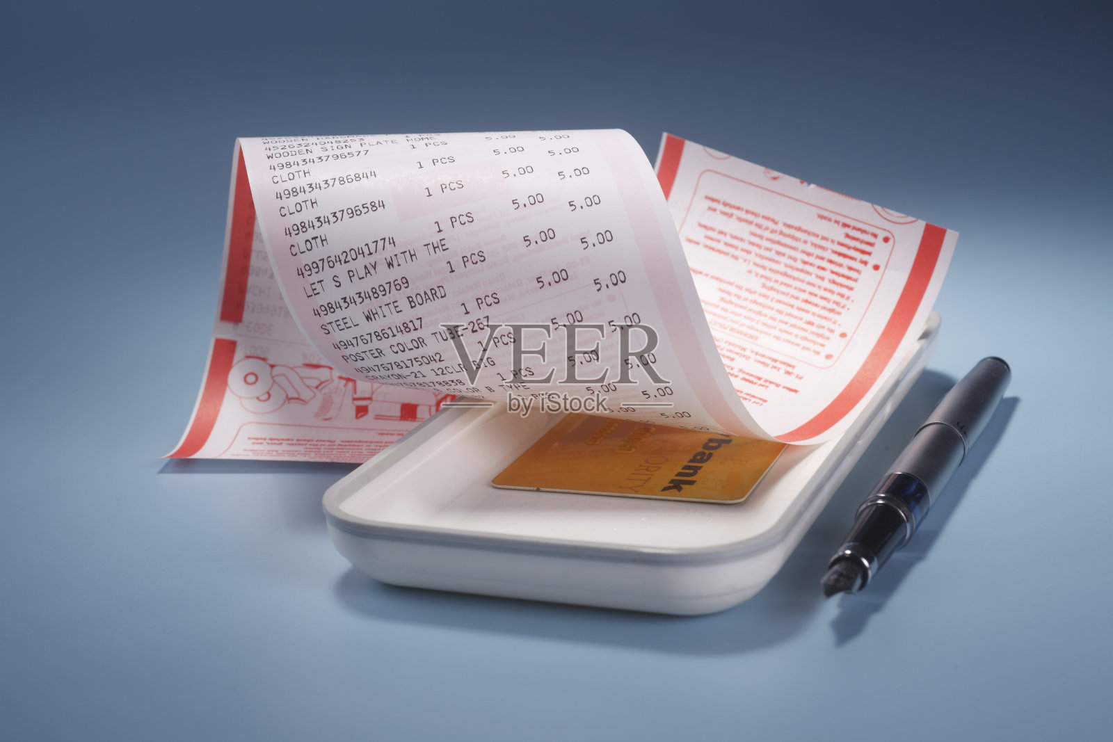 信用卡与收据隔离在蓝色背景。照片摄影图片