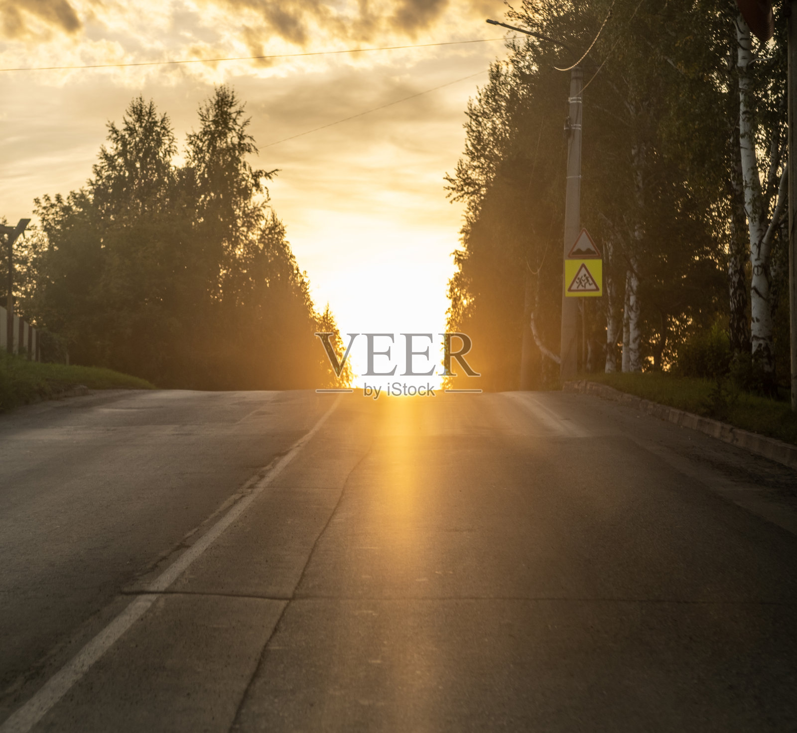 夕阳下空荡荡的城市道路。这条路向上延伸。成功与成长理念照片摄影图片