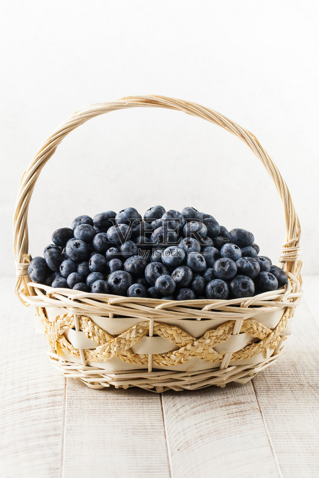 篮子里有新鲜多汁的蓝莓。野生浆果。照片摄影图片
