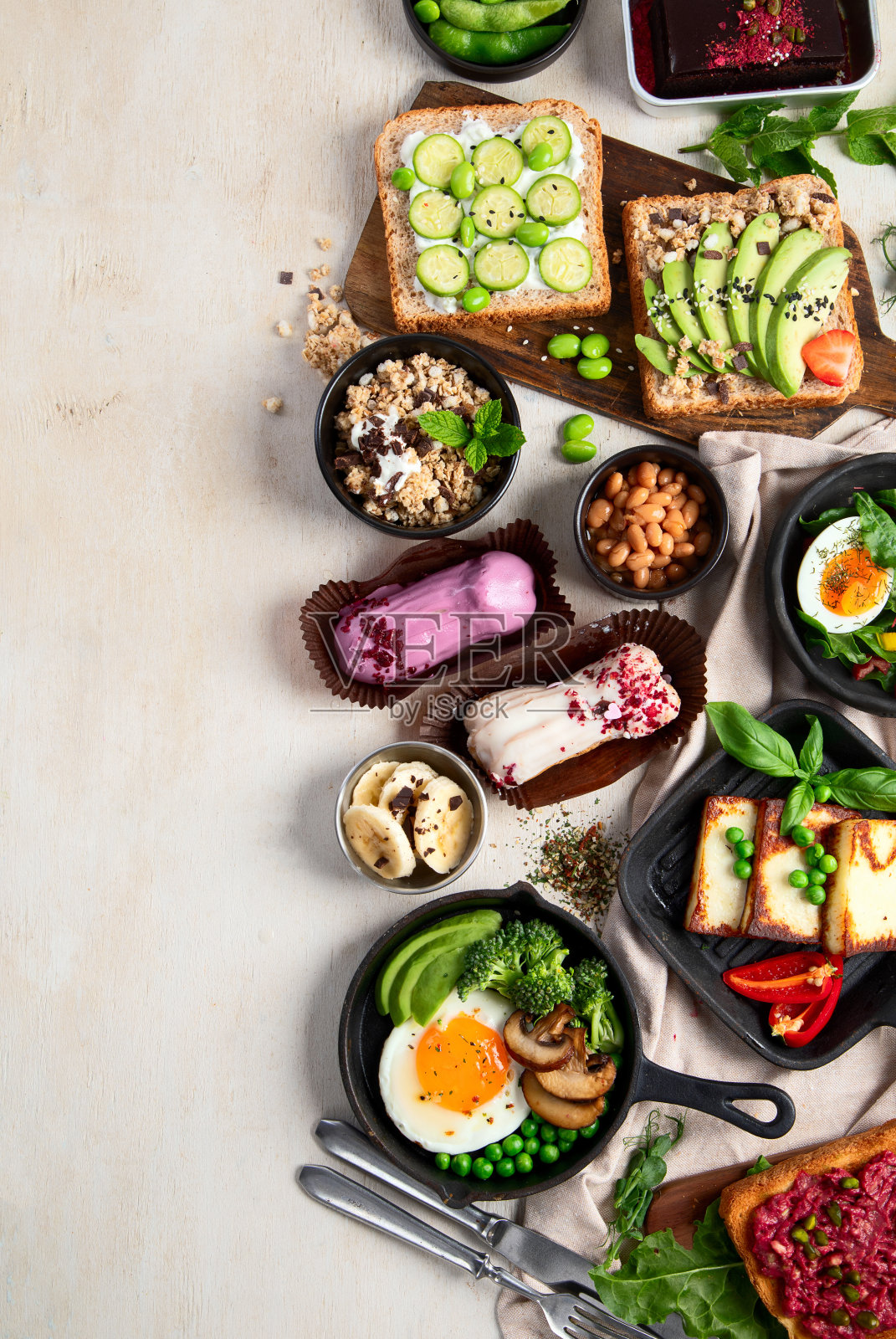 健康的素食。蘑菇、豆腐、牛油果和毛豆。照片摄影图片