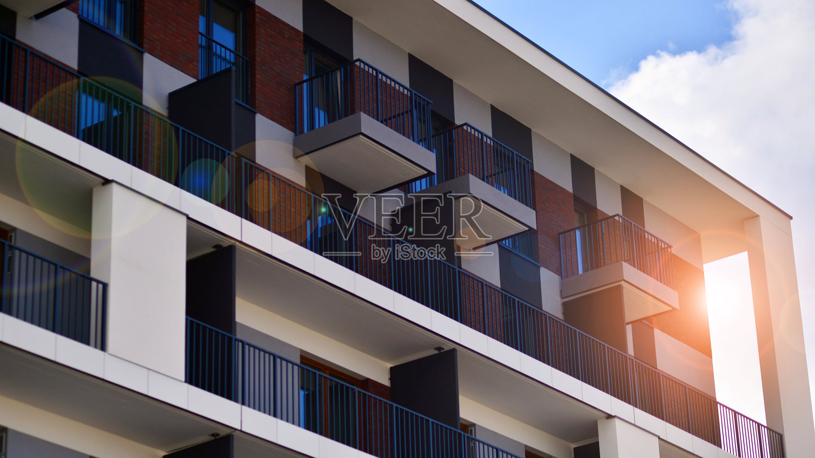 带有阳台的现代建筑建筑立面。新公寓。照片摄影图片