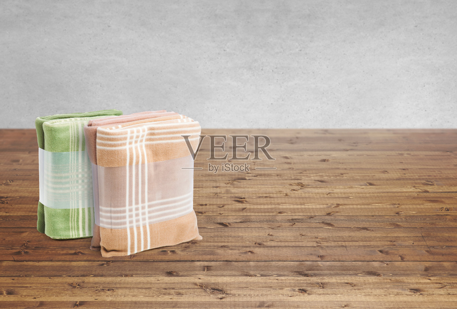 一套折叠的毯子，包装在木台面上照片摄影图片