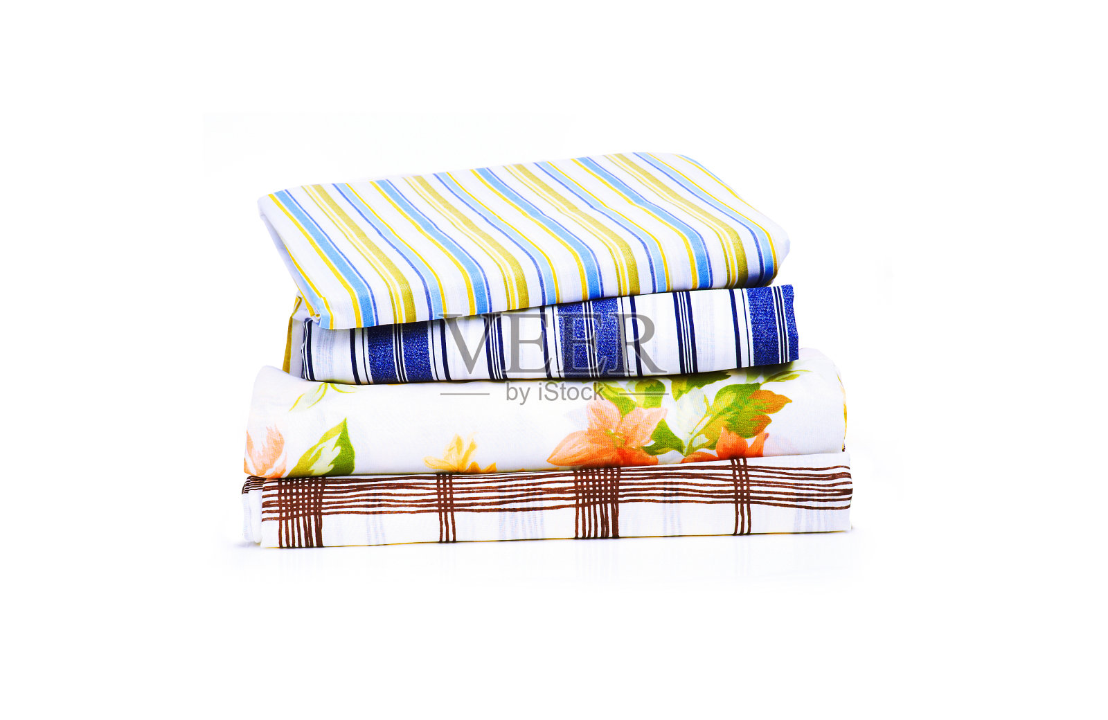 在白色背景上折叠堆叠的床单照片摄影图片