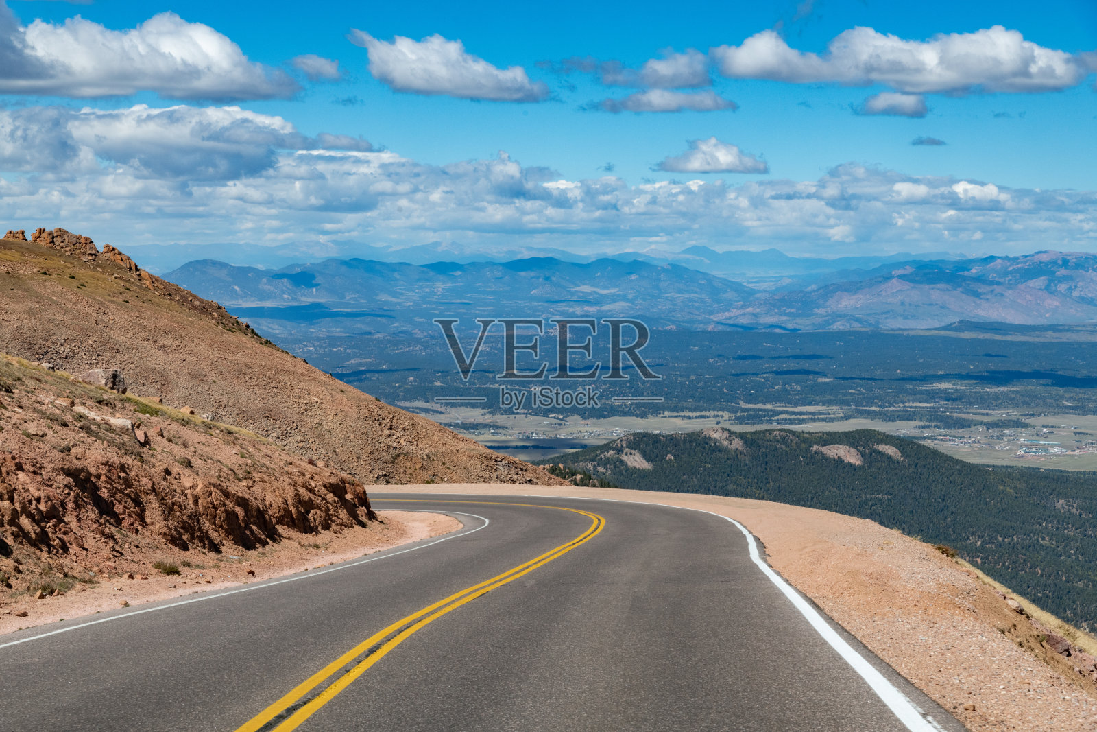 美国西部科罗拉多州中部落基山脉中的派克峰高速公路通往美国山顶(海拔14115英尺)的弯道和大落差照片摄影图片