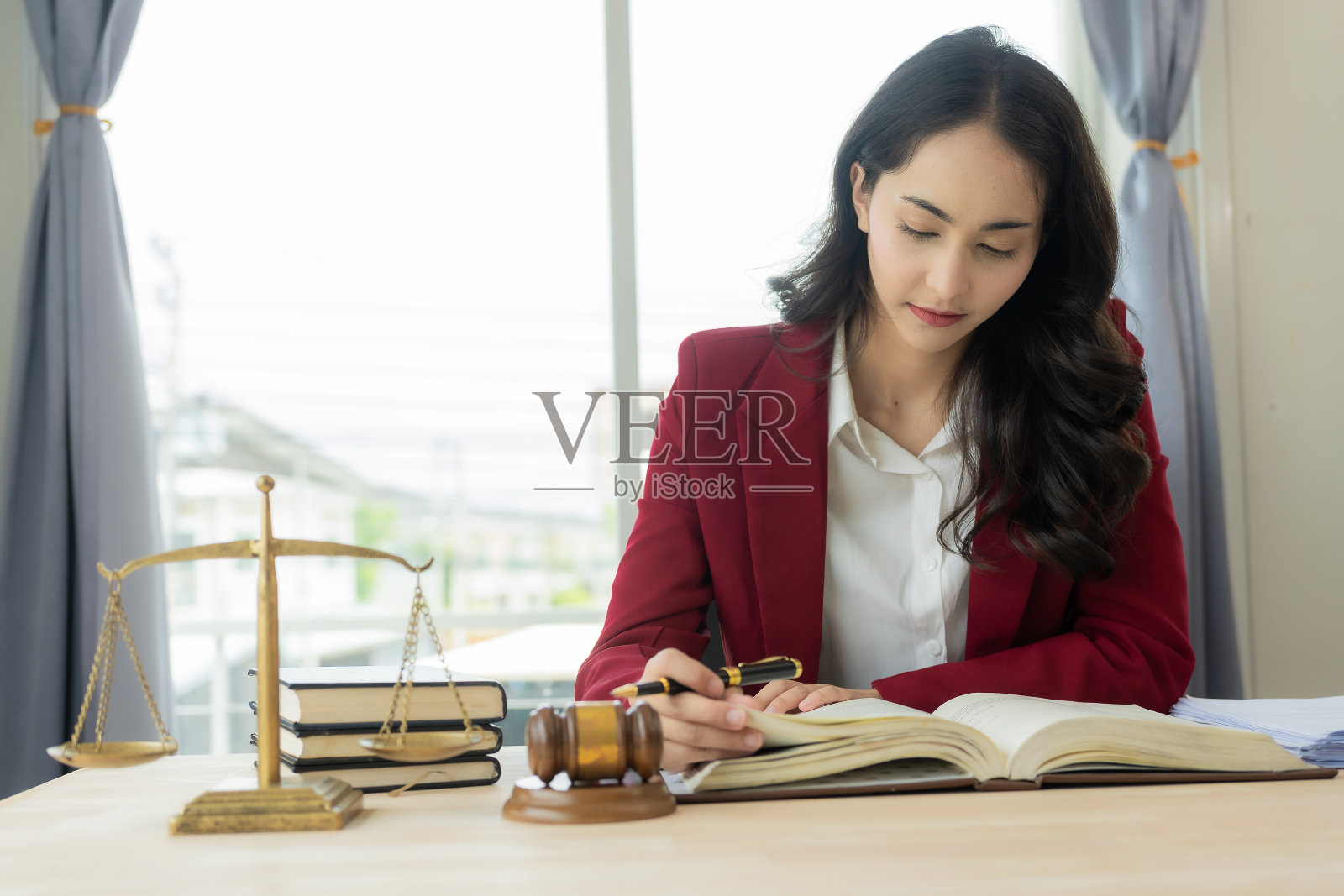 在办公室或法庭工作的女律师看看亚洲正义天平上成功的年轻女士们的承诺。法律咨询照片摄影图片