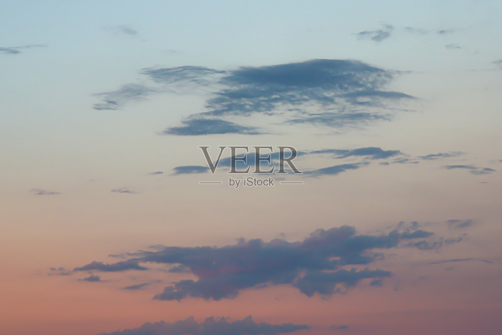 美丽的黄蓝色渐变天空在日落的日子照片摄影图片