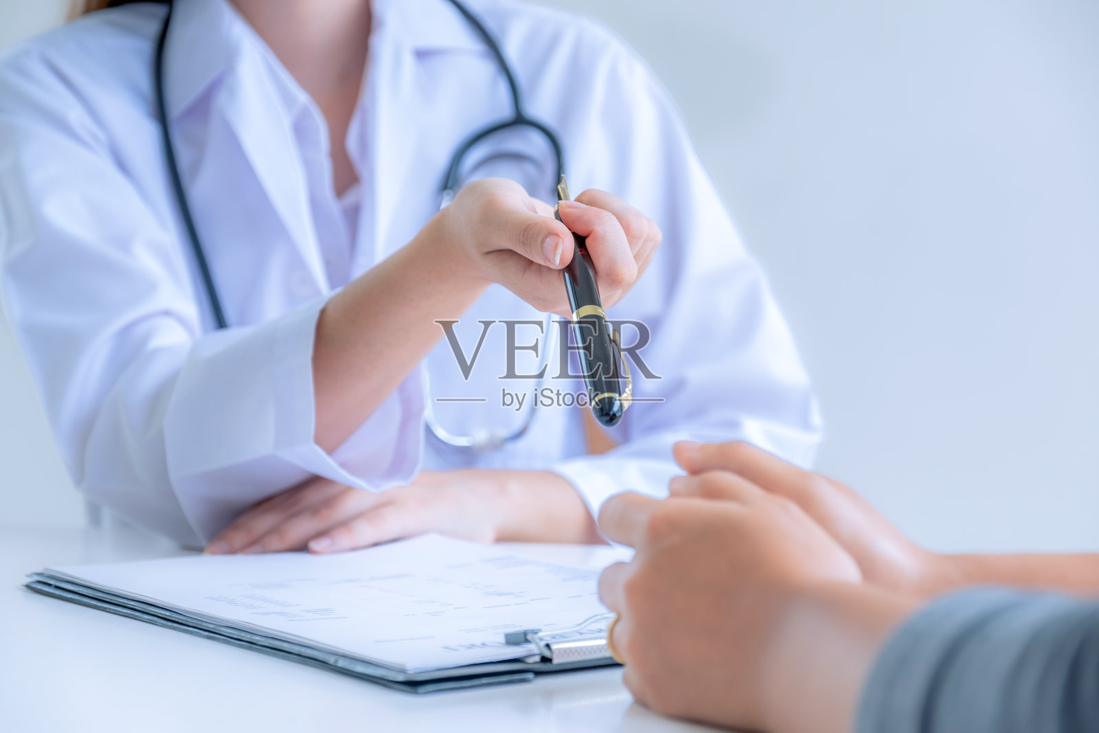 医生建议报告健康检查结果并向患者推荐药物，职业咨询医疗检查方案概念照片摄影图片