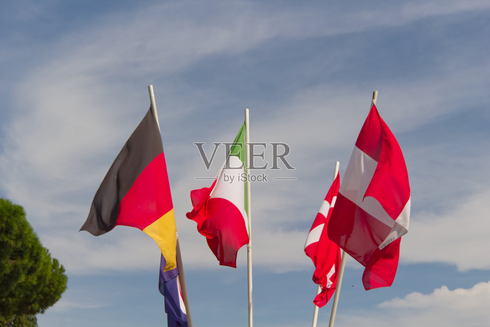 德国、意大利、奥地利和瑞士的国旗在风中飘扬。照片摄影图片