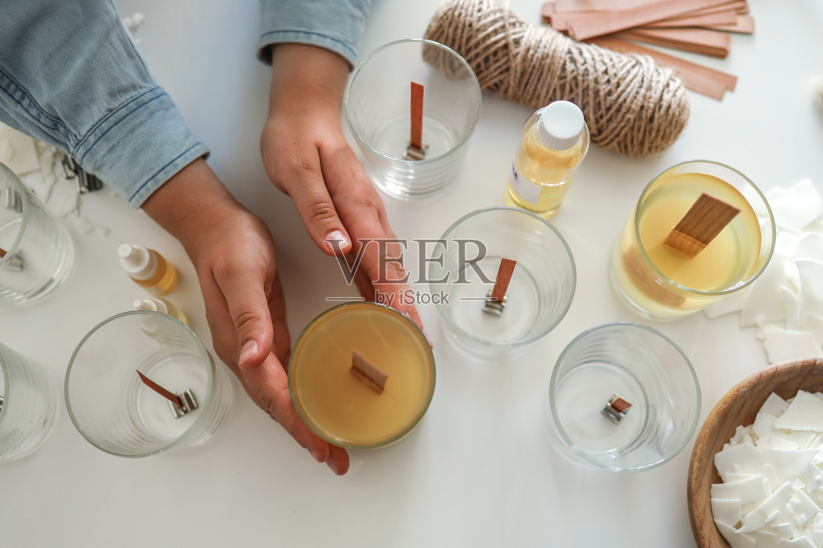 在作坊里制作蜡烛的过程照片摄影图片