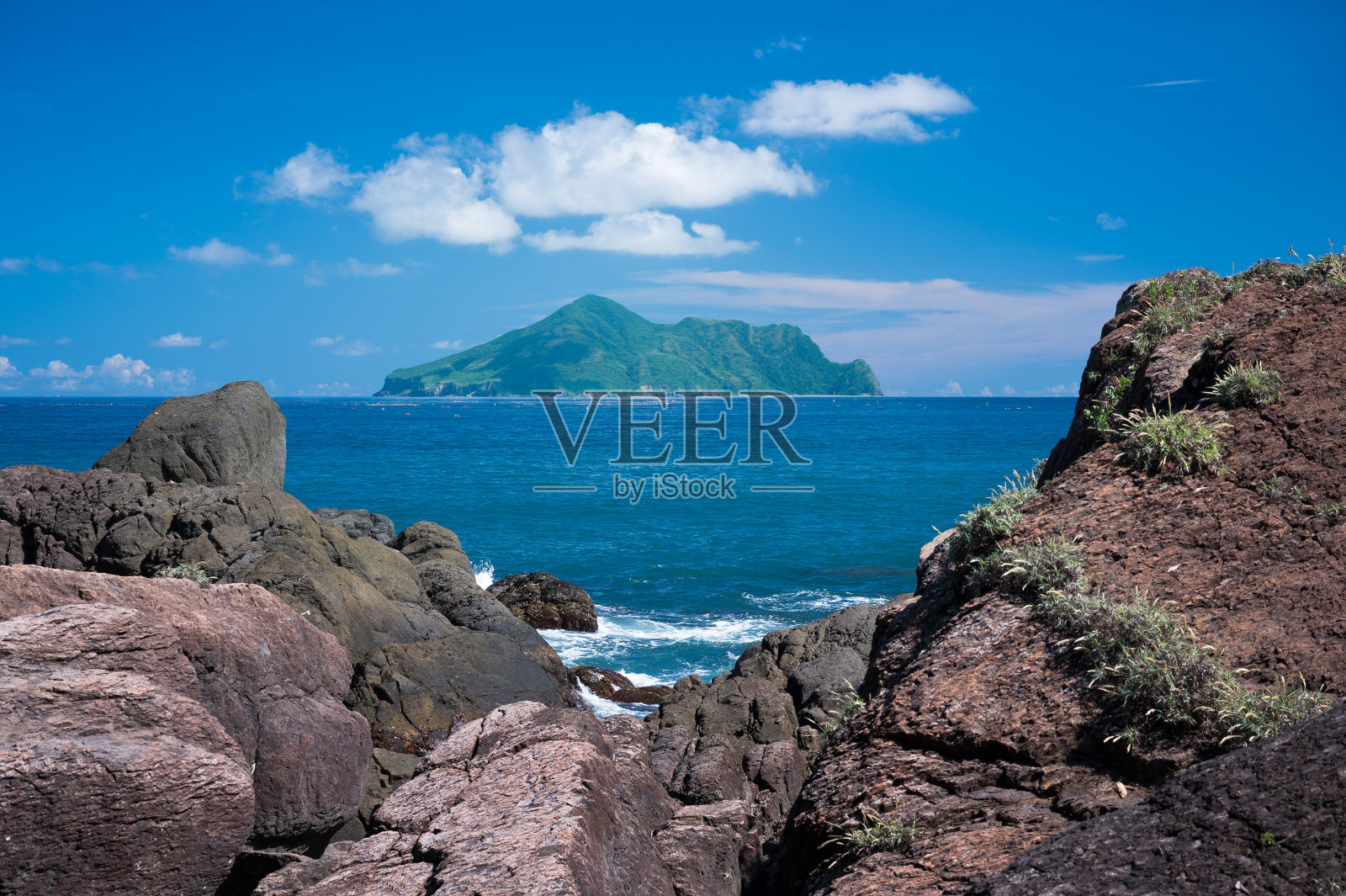 碧海蓝天，变幻的白云。小岛和岩石。照片摄影图片