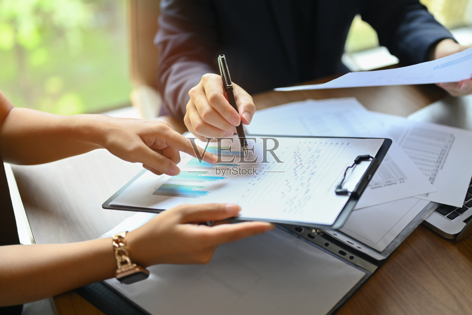 业务团队分析图表，准备会议经济报告照片摄影图片